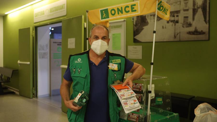 Francisco Navarro en su puesto de la ONCE, en el Hospital Sant Joan de Reus. FOTO: Alba Mariné