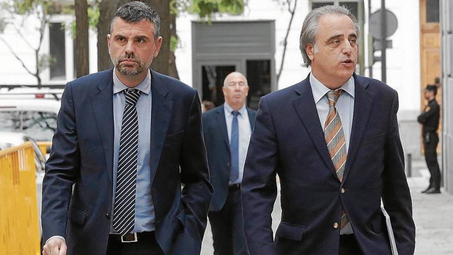 L’exconseller d’Empresa, Santi Vila (esquerra), ahir al matí abans d’entrar al Tribunal Suprem per declarar davant el jutge Pablo Llarena. Foto: EFE