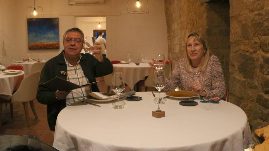 Una pareja cenando en el restaurante Cal Gros, de Girona. Foto: ACN