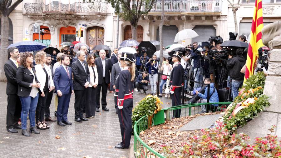 Pla general del Govern fent la tradicional ofrena floral al monument de Rafael Casanova. Foto: ACN