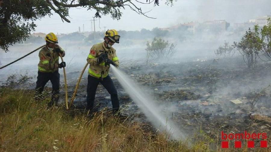 Imagen de archivo de bomberos sofocando un fuego.