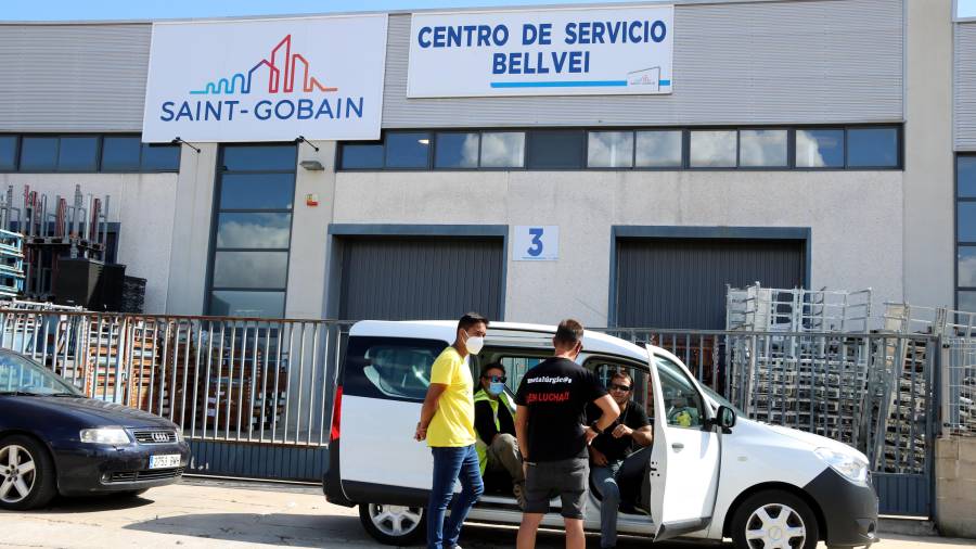 Imagen de dos coches que bloquean la entrada 3 de la fábrica de Saint-Gobain al polígono de Bellvei. ACN