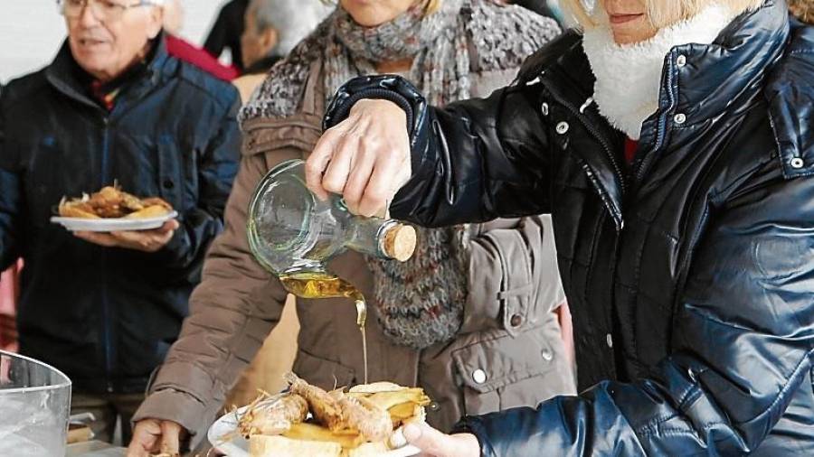 Els assistents van poder esmorzar galeres i calçots amb el nou oli d’oliva verge extra DO Siurana de la Cooperativa. FOTO: ALBA MARINÉ