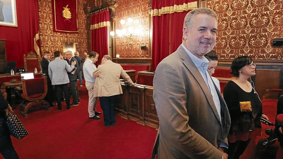 Pau Ricomà, ayer en el Saló de Plens con Josep Fèlix Ballesteros en el fondo a la izquierda. FOTO: Pere Ferré