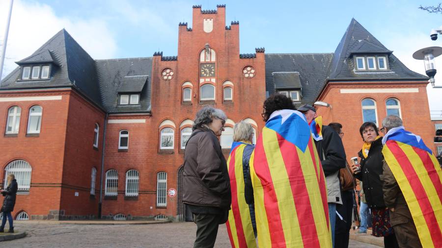 Comencen a arribar independentistes residents a Alemanya a la presó de Neumünster per donar la benvinguda a Puigdemont.