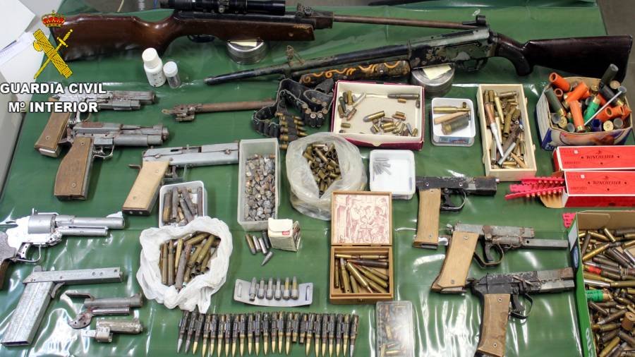 Imatge general de les armes confiscades en la detenció d'un home a Vinaròs, acusat d'un delicte de fabricació no autoritzada d'armes, dipòsit il·legal d'armes i munició. FOTO: ACN