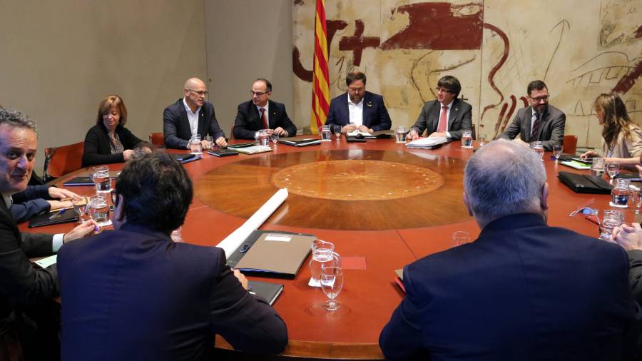 La taula del Consell Executiu del 24 d'octubre del 2017 amb Puigdemont i els consellers