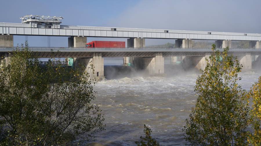Gran volum d‘aigua a les comportes de la presa de Flix. FOTO: Joan Revillas