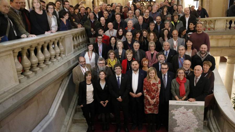 Impulsores de la veguería del Penedès, el 8 de febrero de 2017 tras aprobarse la modificación de la ley. FOTO:acn