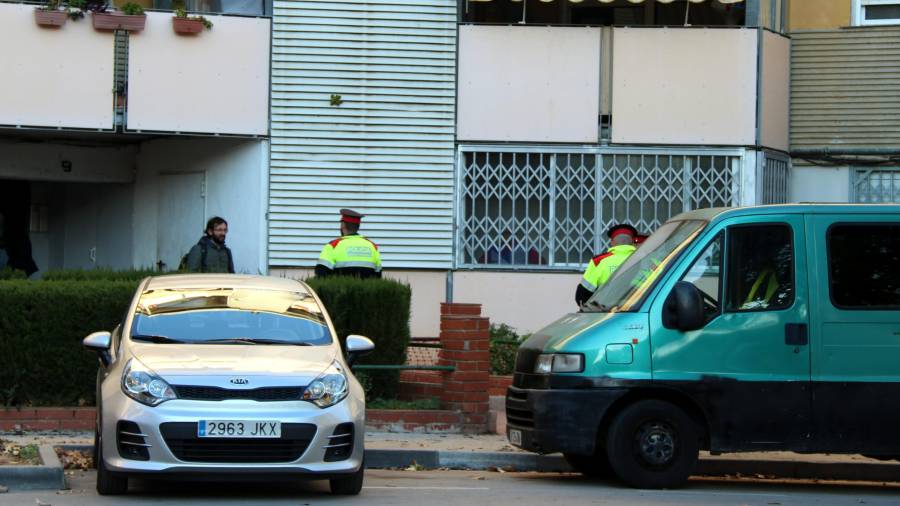 Primer pla de l'entrada a l'edifici on s'han trobat els cossos sense vida dels dos veïns de Badia del Vallès. FOTO: ACN