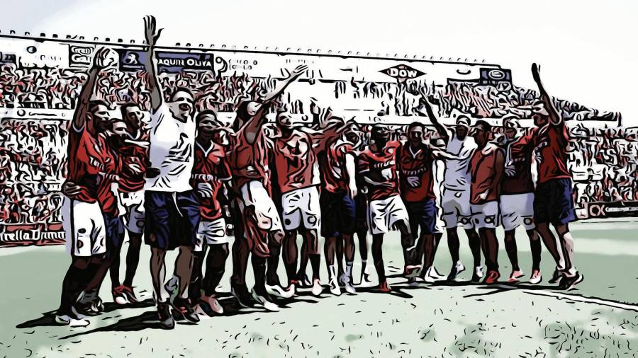 La plantilla del Nàstic, celebrando el ascenso tras la victoria ante el Huesca.