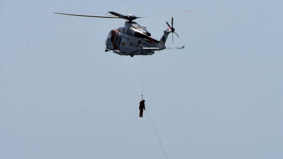 El helicóptero de Salvamento Marítimo y la lancha de la Policía Local en plena acción. FOTOS: Anna F.-Aj.torredembarra