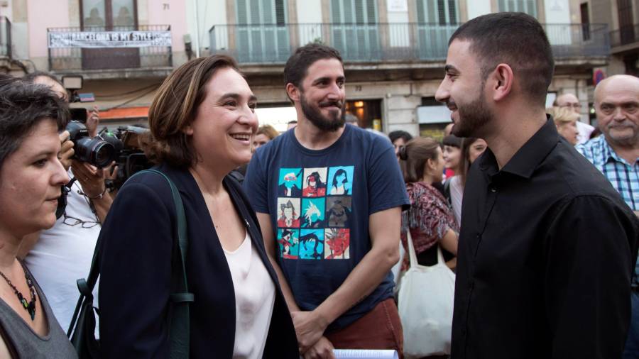 La alcaldesa de Barcelona Ada Colau(i), junto a varios testigos durante el acto de homenaje a los trabajadores de los comercios, bares y restaurantes de La Rambla por su coraje el día del atentado de 17 de agosto EFE/Marta Pérez