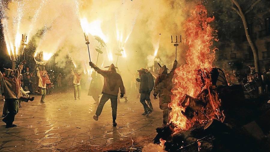 Los rituales en torno al fuego son una estampa habitual durante la noche de Sant Joan. Foto: Manel R. Granell