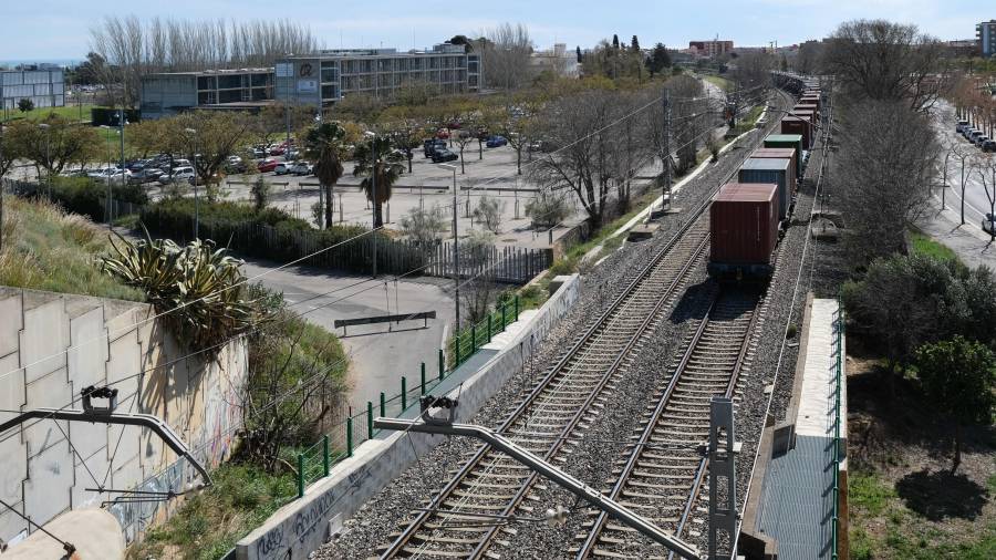 El ámbito donde se ha previsto que se acabe desplegando el futuro apeadero ferroviario, en la zona de Mas Iglesias. FOTO: FABIÁN ACIDRES