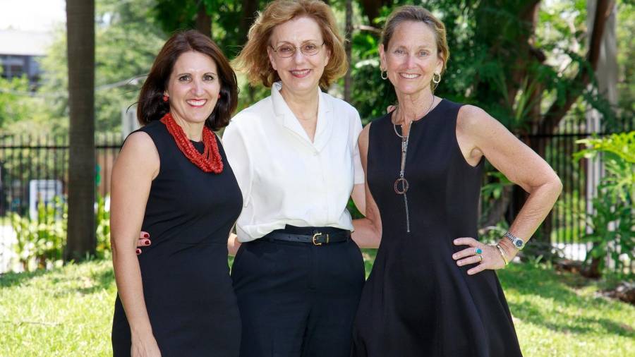 Desde la izquierda, las doctoras Marie Alcaide, Margaret Fischl y Deborah Weiss, en Miami. FOTO: EFE