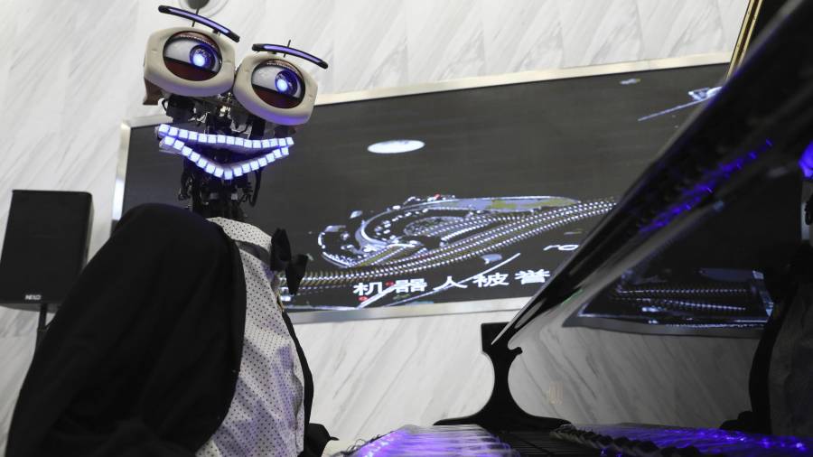 Un robot llamado Teo Tronica canta mientras toca el piano durante la Feria Mundial de Robots en Pekín (China),