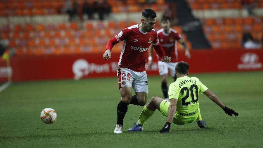 Robert Simón encara a un jugador del Andorra en un partido esta temporada del Nàstic. Foto: Pere Ferré