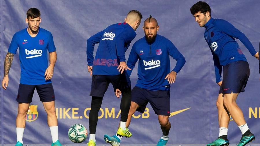 Carles Perez, Artur Mello, Arturo Vidal y Carles Aleñà, durante el entrenamiento de este jueves. FOTO: EFE