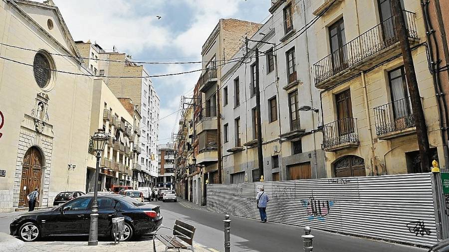 Los edificios de la Sang que serán derruidos ya están vallados. FOTO: Alfredo González