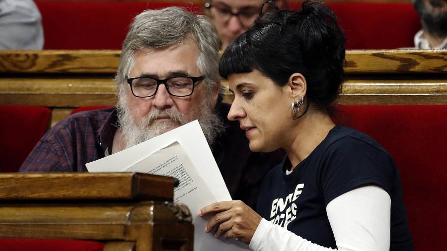 Los diputados de la CUP Anna Gabriel y Joan Garriga tras la declaración de Puigdemont hoy en el Parlament. Foto: EFE/Alberto Estévez
