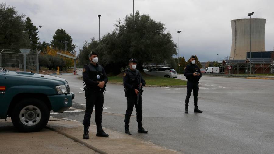 Imagen de la Guardia Civil en la entrada de la central nuclear de Ascó. FOTO: ACN