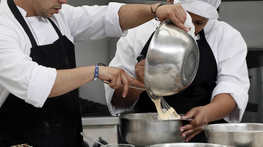 Los internos se han formado como auxiliares de cocina o camareros, entre otros. Foto: Cedida