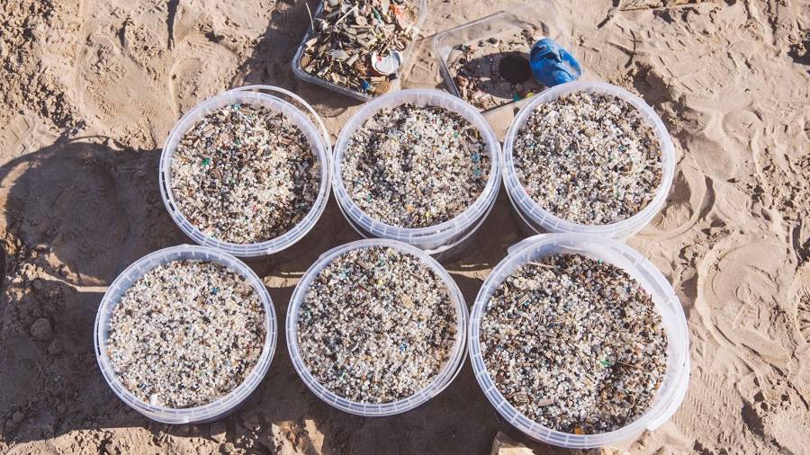 800.000 pellets de plástico (15,8 kilos) recogidos en dos horas en la playa de La Pineda