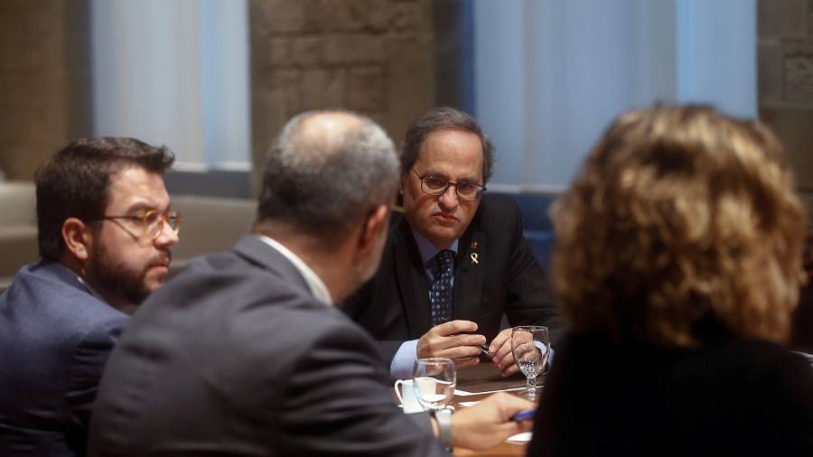 El president de la Generalitat, Quim Torra, ayer con sus consellers para evaluar los efectos de la borrasca Gloria. FOTO: QUIQUE GARCÍA/EFE
