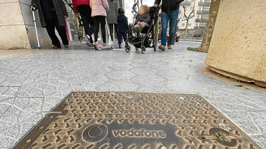 Una de las cajas subterráneas que tiene la compañía Vodafone en la calle Barcelona de Salou. Ayuntamiento y clientes reclaman una mayor rapidez del despliegue de la fibra ópticaen las diferentes comunidades de vecinos. FOTO: Alfredo González