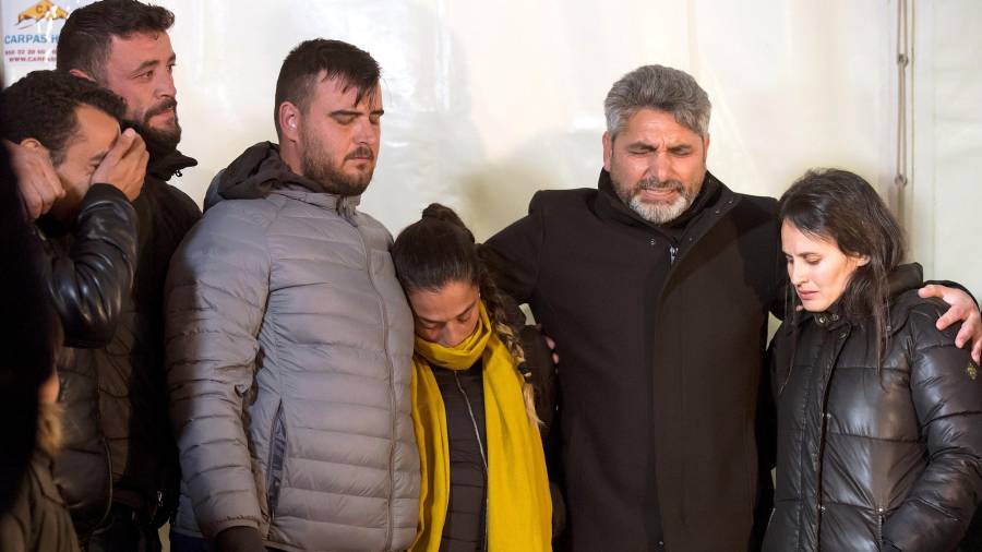 José Roselló y Vicky García (3i y 4i), padres de Julen, junto a Juan José Cortes (c), padre de la niña asesinada Mari Luz, durante la vigilia de esta noche. FOTO: EFE
