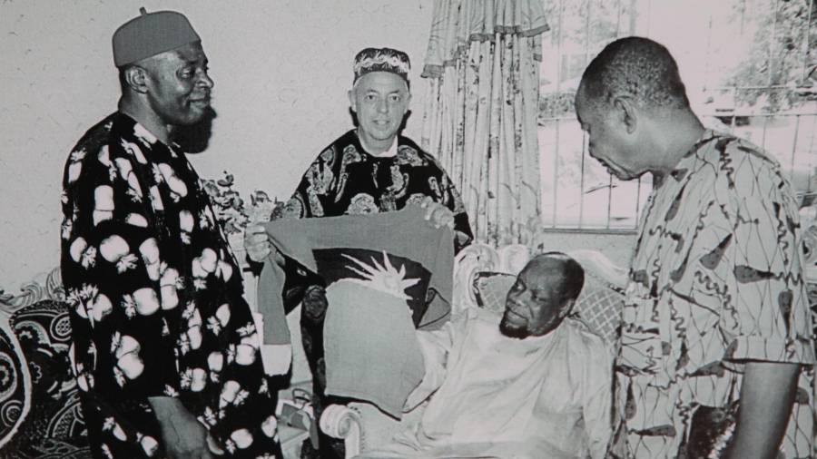 L’any 2007, alguns dels membres de l’equip van anar a Biafra i van fer el lliurament de diferents obsequis a Ojuwku. FOTO: CEDIDAA L’ESQUERRA, RAMON ROVIRA EN UN DELS PLAFONS DE L’EXPOSICIÓ. A DALT, IMATGE D’UN DELS CARTELLS D’UN PARTIT DEL DIA 5 DE NOVEMBRE DEL 1972 A L’ESTADI DEL VILAR.FOTO: ALBA TUDÓ