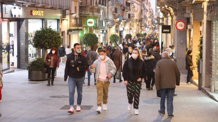 La calle Llovera, el principal eje comercial de Reus, con gente paseando ayer por la tarde. FOTO: ALBA MARINÉ