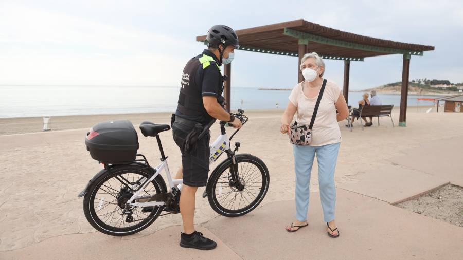 Uno de los agentes que vigila la playa de La Pineda con la ayuda de la bici. FOTO: Alba Mariné