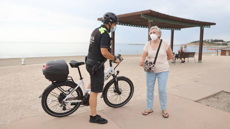 Uno de los agentes que vigila la playa de La Pineda con la ayuda de la bici. FOTO: Alba Mariné