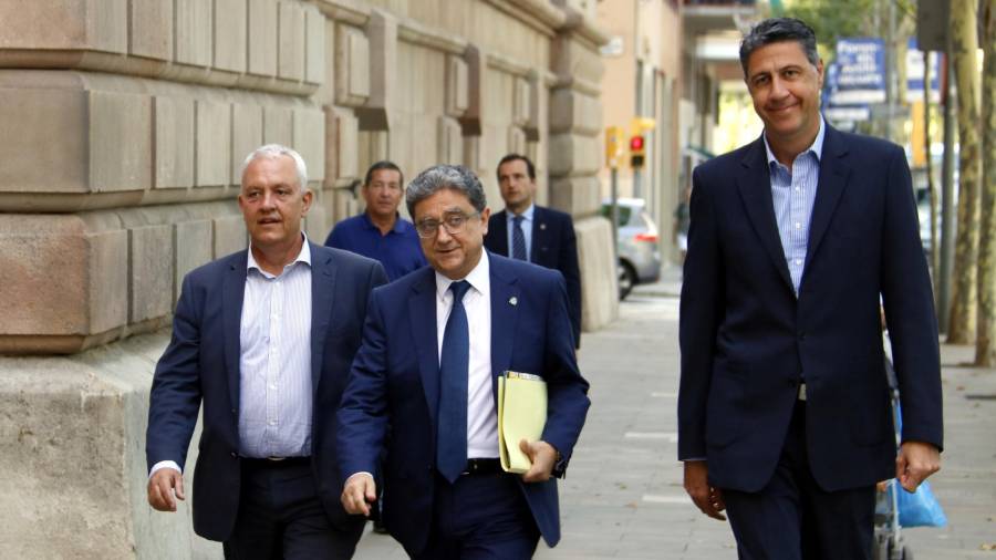 Pla americà del delegat del govern espanyol a Catalunya, Enric Millo, arribant al TSJC amb el president del PPC, Xavier Garcia Albiol, i el secretari general, Santi Rodríguez. FOTO: ACN