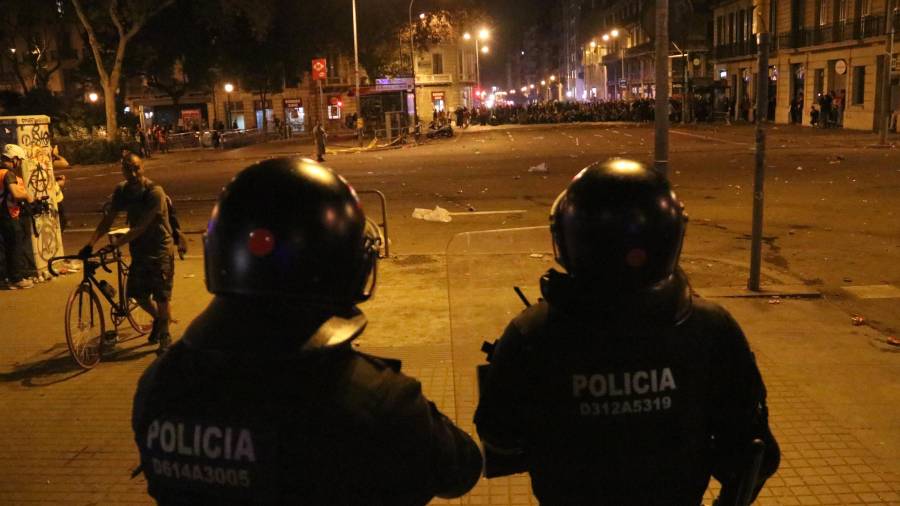 Mossos d'Esquadra lanzan bolas de foam a los manifestantes desde plaza Urquinaona con Pau Claris el pasado sábado. FOTO: ACN