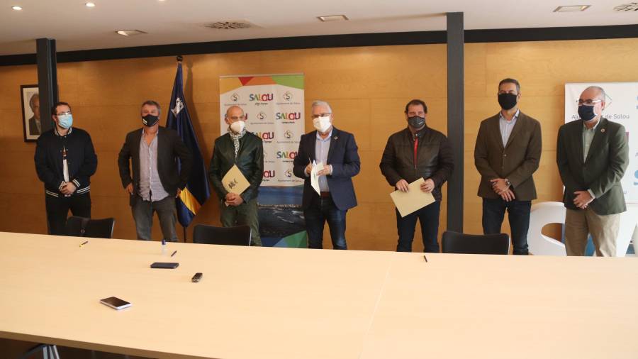 El Ayuntamiento de Salou y las asociaciones de empresarios de hostelería, turismo y comercio han firmado este jueves un manifiesto conjunto. Foto: ACN