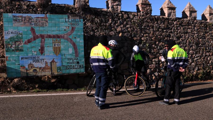 Imagen de los Mossos preguntando a unos ciclistas en Poblet. ACN