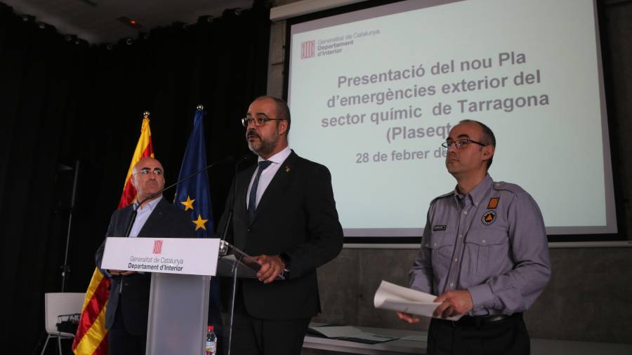 El delegado del Govern, Òscar Peris, ayer, junto al conseller del Interior, Miquel Buch, durante la rueda de prensa en el 112. FOTO: ACN
