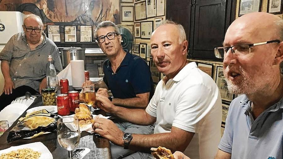 Els professors Javier Abad, Juanjo Miguel i Àngel L. Miguel (al fons) esmorzant a Casa Boada l’agost de 2019. Foto: @eduardboada