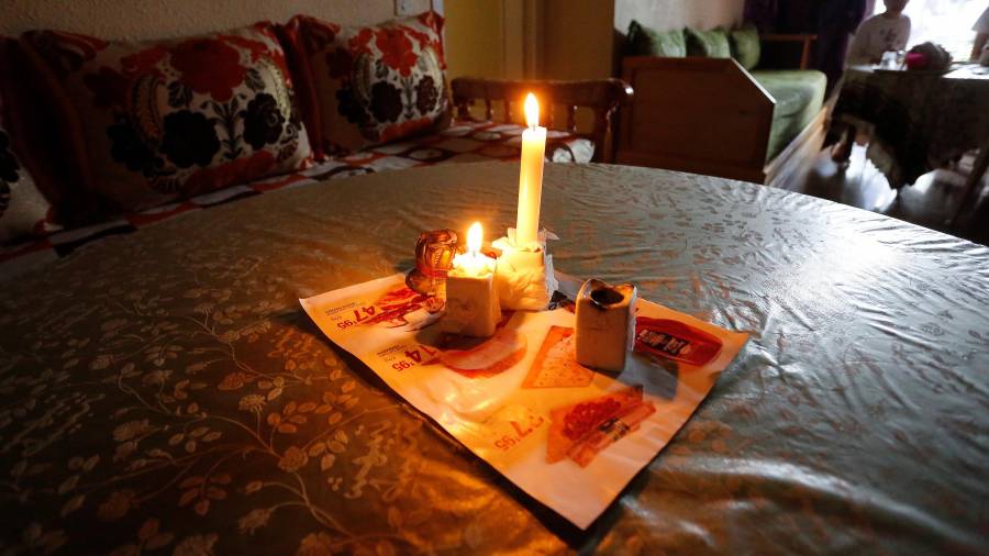 Los vecinos deben alumbrarse con velas. Foto: Pere Ferré