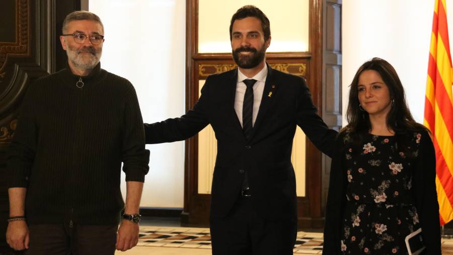 El president del Parlament, Roger Torrent, reunit amb els diputats de la CUP Carles Riera i Maria Sirvent, en el marc de la ronda de contactes del mes de març