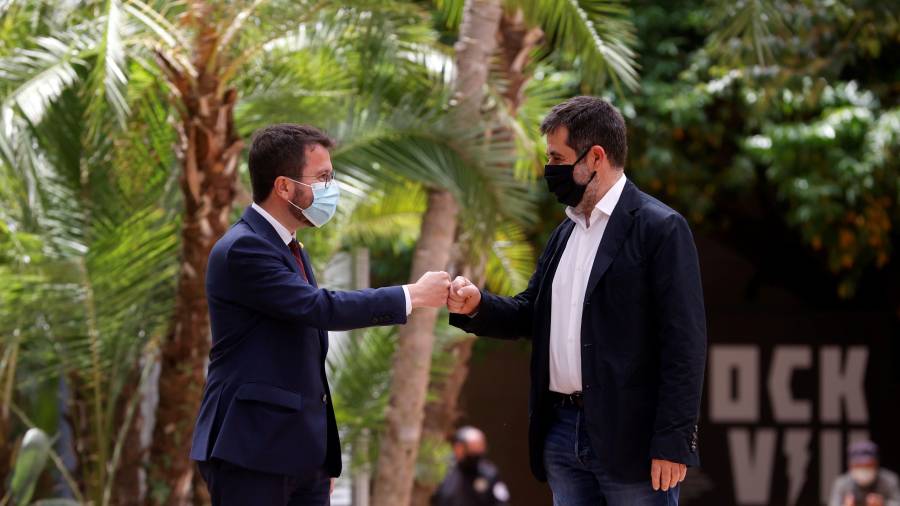 Imagen de Aragonès junto a Jordi Sànchez esta mañana en la rueda de prensa para anunciar el acuerdo. EFE