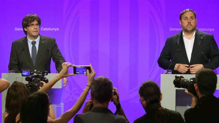 El president de la Generalitat, Carles Puigdemont i Oriol Junqueras durant la roda de premsa d'aquest vespre. Foto: ACN