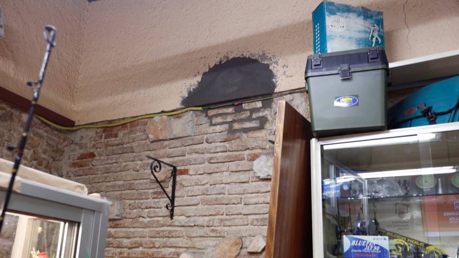 Los ladrones entraron a la tienda tras realizar un agujero, que ya está tapado. Foto: Pere Ferré