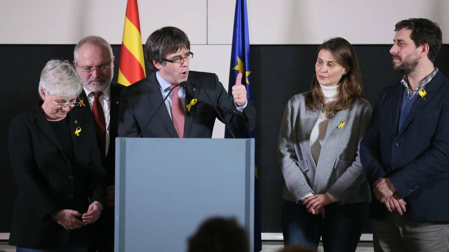 Carles Puigdemont, con otros exconsejeros, durante la estancia en Bruselas. FOTO: EFE