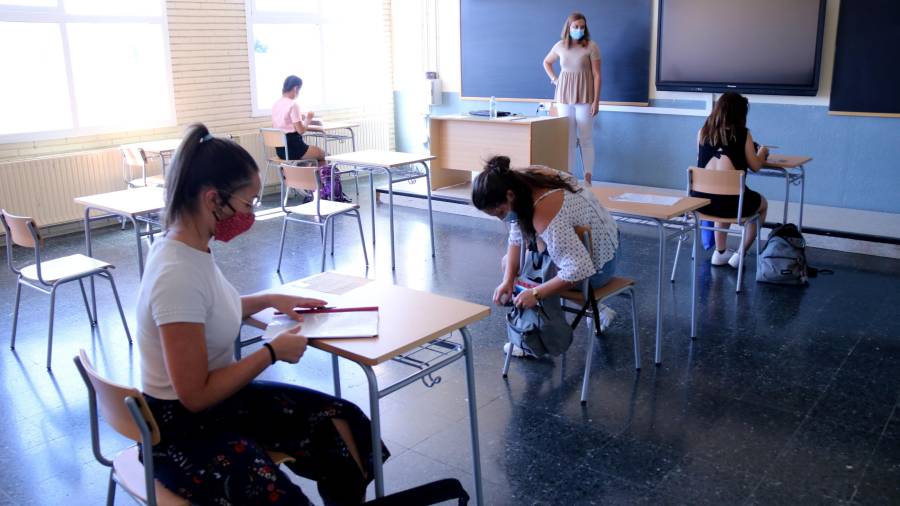 Pla general de l'interior d'una aula de l'institut Julio Antonio de Móra d'Ebre, el primer dia de selectivitat. ACN