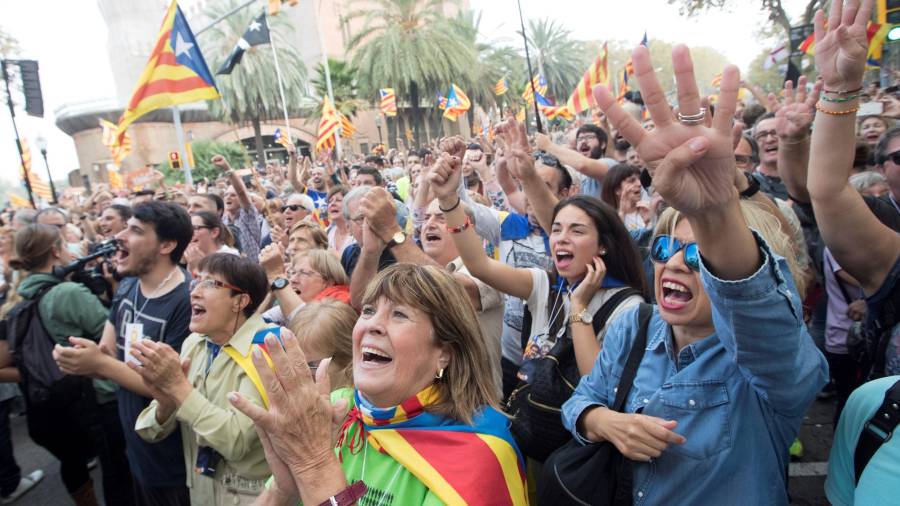 Unes 12.000 persones, segons la Guàrdia Urbana, s'han concentrat, envoltant el parc de la Ciutadella, per seguir el ple del Parlament que ha declarat la República