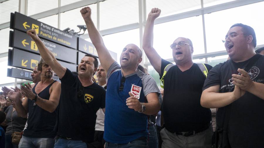 Trabajadores de Eulen protestando en la T1 del Aeropuerto de Barcelona-El Prat en el tercer día de huelga indefinida. Foto: EFE.